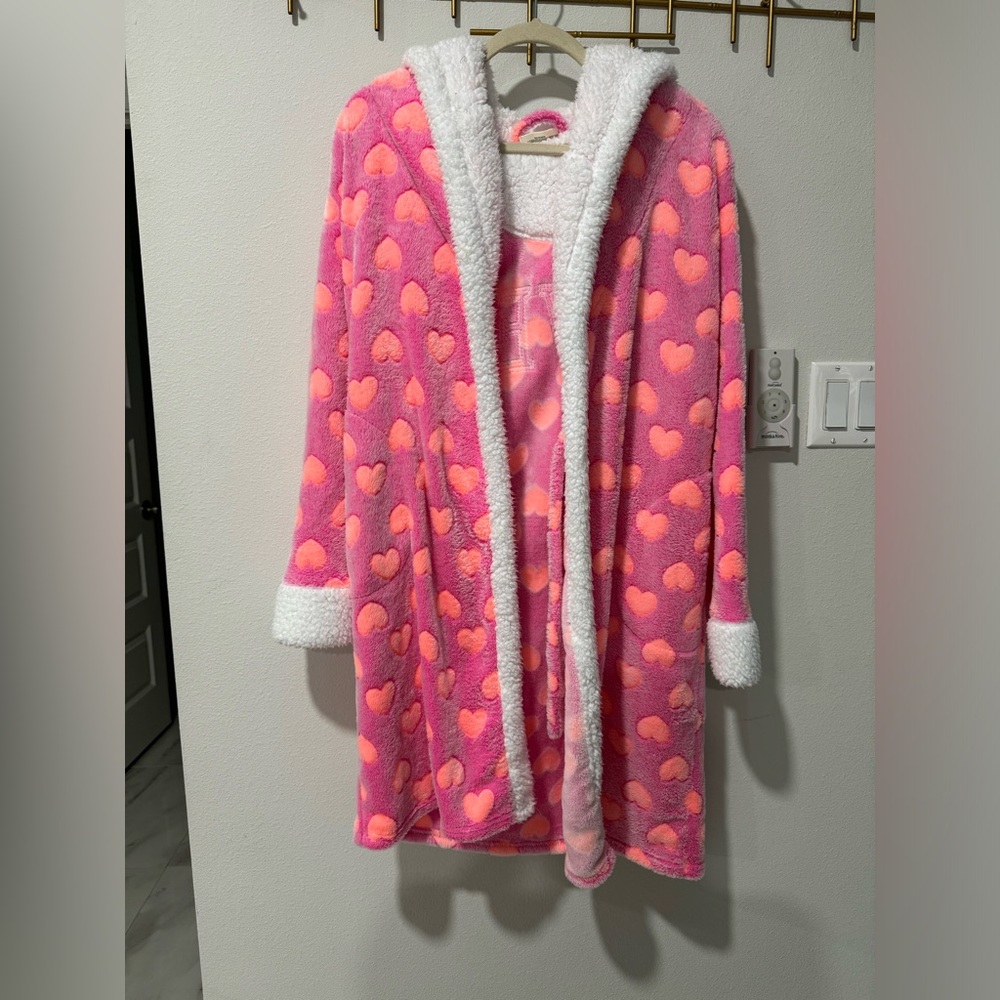 Bobbie Brooks sleepwear , women’s robe, one size, pink, orange, white fuzzy robe